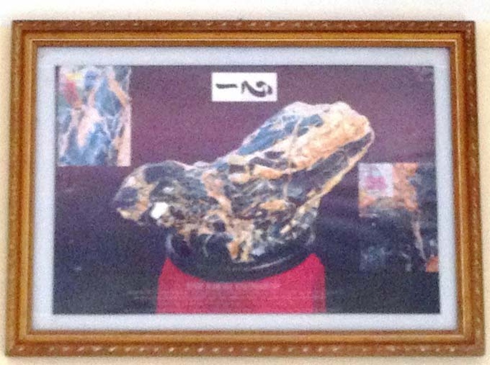 Nam Định: Hòn đá 50 nghìn đồng giờ được trả tiền tỷ - 6 Bức tranh ông Nhàn chụp và treo trang trọng trong ngôi nhà.