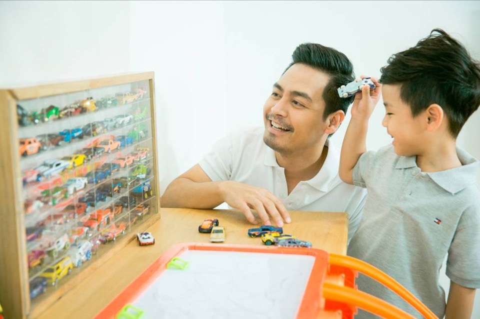 MC Phan Anh và 2 con trai: Chúng tôi là “đồng minh” - 5 Nếu bố Phan Anh mê xe hơi thật thì 2 cậu con trai mê tít và có hẳn cả một bộ sưu tập xe Hot Wheels.