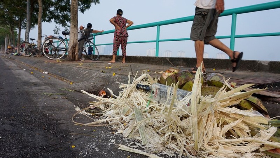 Dân Hà thành bịt mũi tập thể dục, nhắm mắt nhậu trên rác - 6 Bã mía do một quán giải khát buổi tối để lại
