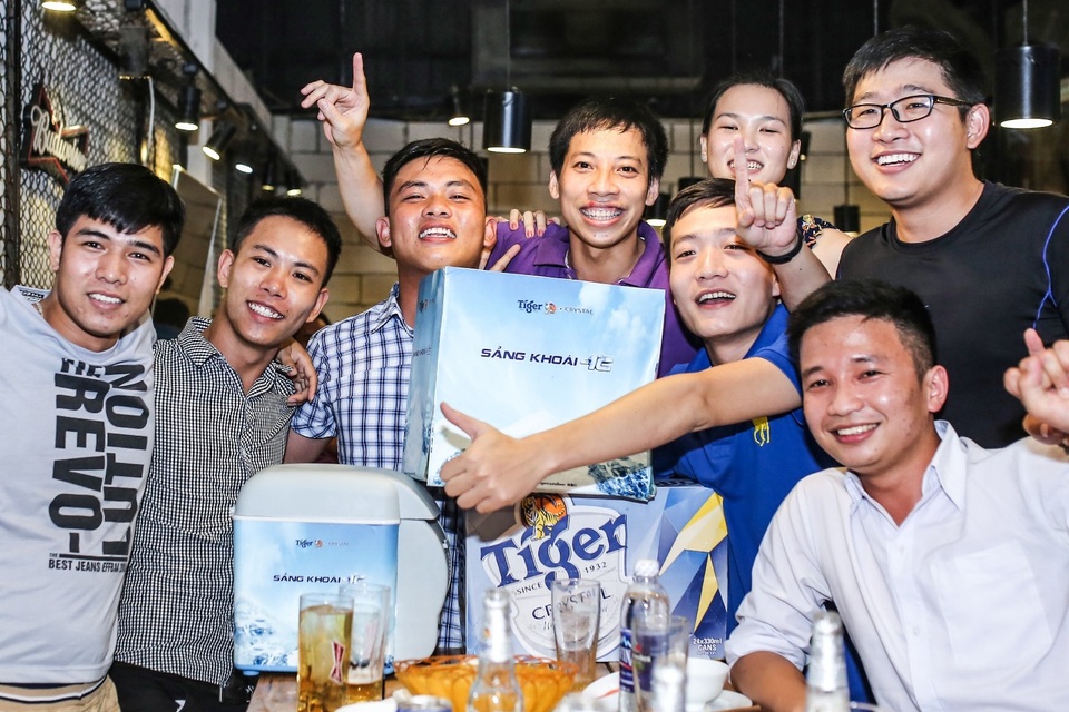 Chuỗi trải nghiệm sảng khoái -1oC khuấy động khu vực phía Bắc - 5 Chương trình khép lại với vô số quà tặng trong hoạt động rút thăm may mắn như tủ lạnh mini, nón thời trang, áo thun… từ thương hiệu bia hàng đầu châu Á. Đặc biệt, cảm giác sảng khoái đầy hứng khởi mà chất men tuyệt hảo mang đến cho khán giả tham dự chính là món quà đáng nhớ nhất. Những cuộc vui của giới trẻ càng thêm bùng nổ với sự hiện diện của loại thức uống hấp dẫn này.