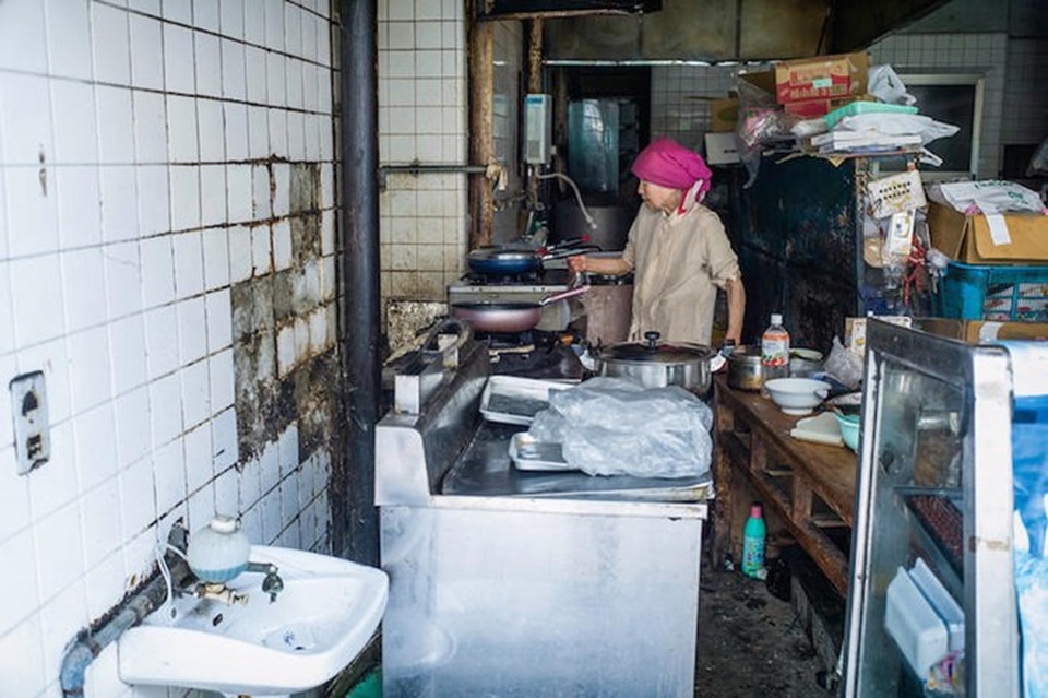 Vì sao những cụ ông, cụ bà 80 tuổi ở Nhật Bản vẫn làm việc - 6 Cụ bà nấu ăn trong bếp.