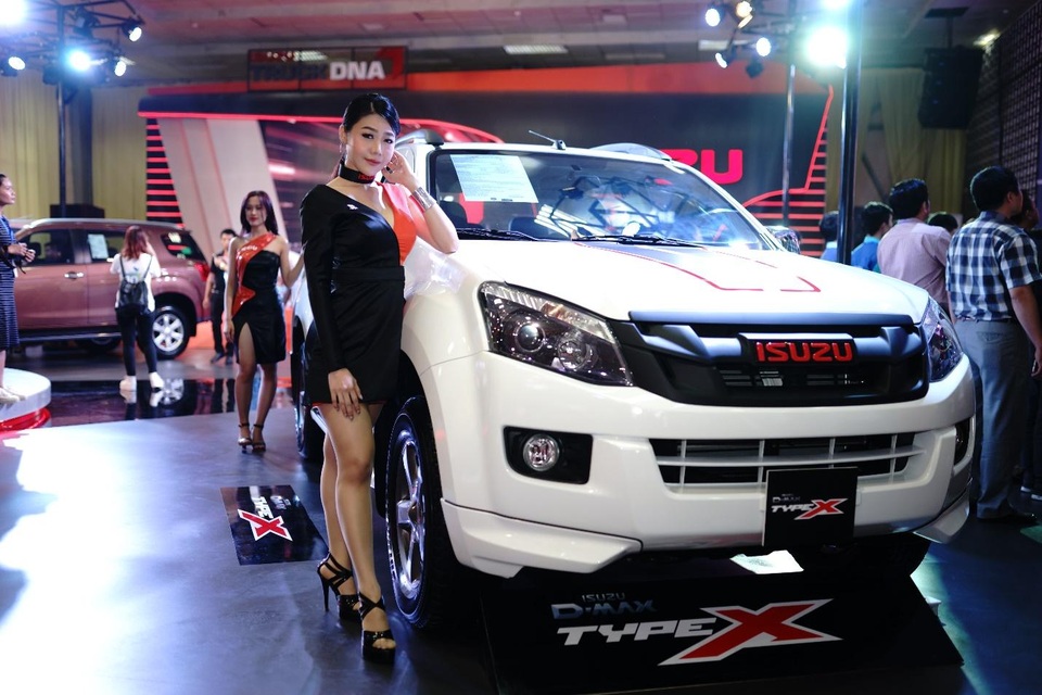 Isuzu tái xuất sau 7 năm vắng bóng tại Vietnam Motor Show - 4
D-MAX Type X có 03 phiên bản tai Việt Nam. Hiện mẫuD-MAX Type X 2.5L 4x4 AT đang được trưng bày tại gian Isuzu với giá 760 triệu đồng (đã bao gồm VAT). Một trong những điểm cộng cho D-MAX TYPE X là nội thất trang bị bộ ghế da cao cấp, các chi tiết được trau chuốt & nâng cấp cũng như tích hợp thêm camera lùi.
