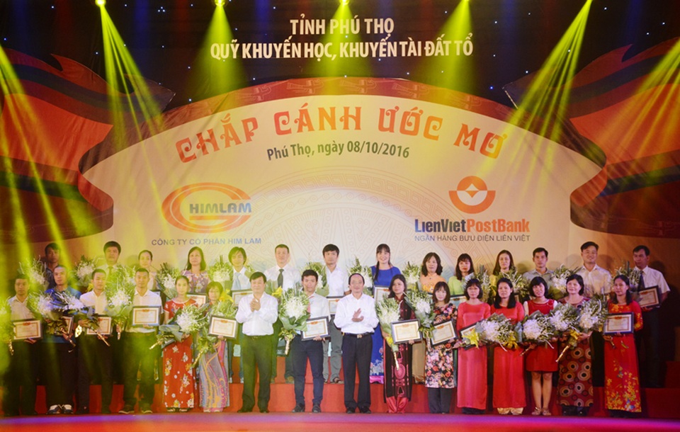 Chương trình ''Chắp cánh ước mơ'' - Vinh danh khuyến học, khuyến tài Đất Tổ năm 2016 - 5 Nhiều giáo viên, huấn luyện viên có công bồi dưỡng, huấn luyện học sinh giỏi đã được biểu dương và tôn vinh.