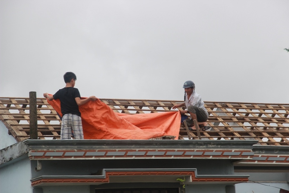 Nhiều tuyến đường bị chia cắt, nhiều vùng chìm sâu trong nước - 12 Nhiều tuyến đường bị chia cắt, nhiều vùng chìm sâu trong nước - 12