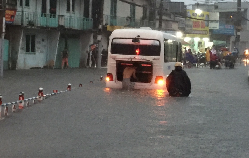 Mưa lớn kết hợp triều cường, nước dâng cuồn cuộn trên đường phố Sài Gòn - 8 Ô tô, taxi, xe khách... cũng chung số phận bị hư do ngập nước.