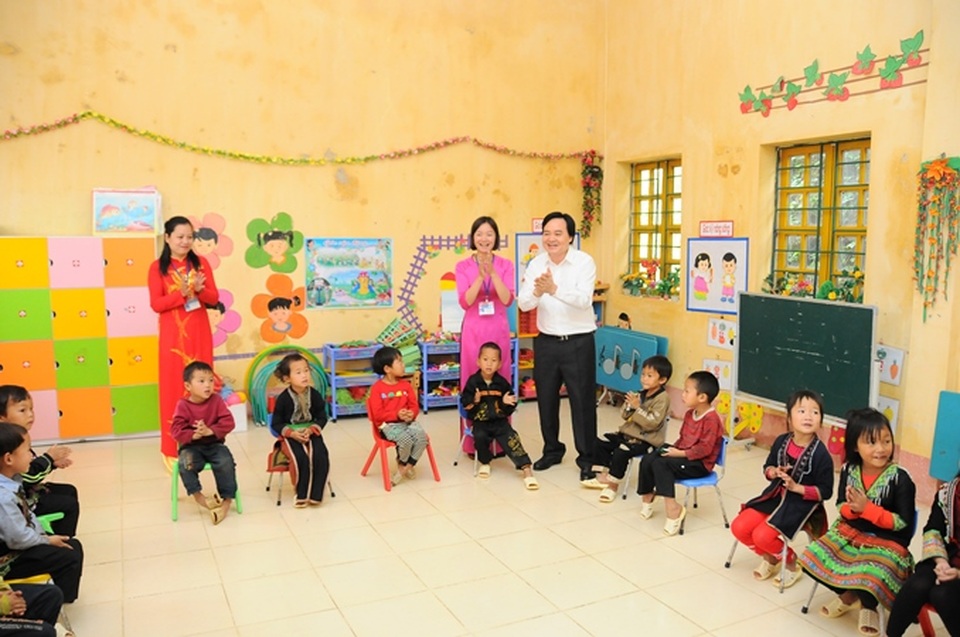 Bộ trưởng Phùng Xuân Nhạ thị sát giáo dục vùng khó khăn - 5
Bộ trưởng cùng dự tiết mục học hát của học sinh trường mầm non Bản Khoang