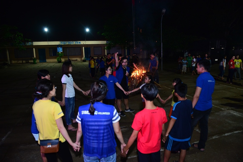 Một ngày làm Tình nguyện viên - 5 Đêm lửa trại vốn được dự kiến dành cho các nhân viên tình nguyện giao lưu với nhau nhưng lại thành sân chơi với các em vì nhiều em học sinh lớp 4 – 5 đã nán lại sau buổi chiếu phim để vui chơi với các anh chị. Đêm đến, tình nguyện viên nghỉ đêm tại người dân địa phương như du lịch “home stay” để trải nghiệm cuộc sống nơi đây.