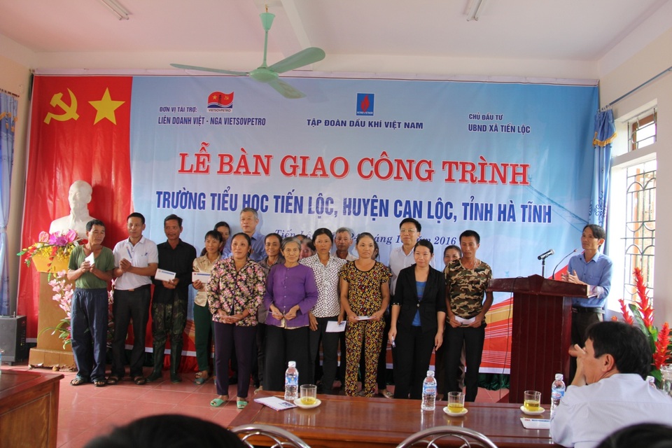 Vietsovpetro chung tay hỗ trợ miền Trung sau lũ - 4 
			Bàn giao công trình tại trường Tiểu học Tiến Lộc- huyện Can Lộc-Hà Tĩnh