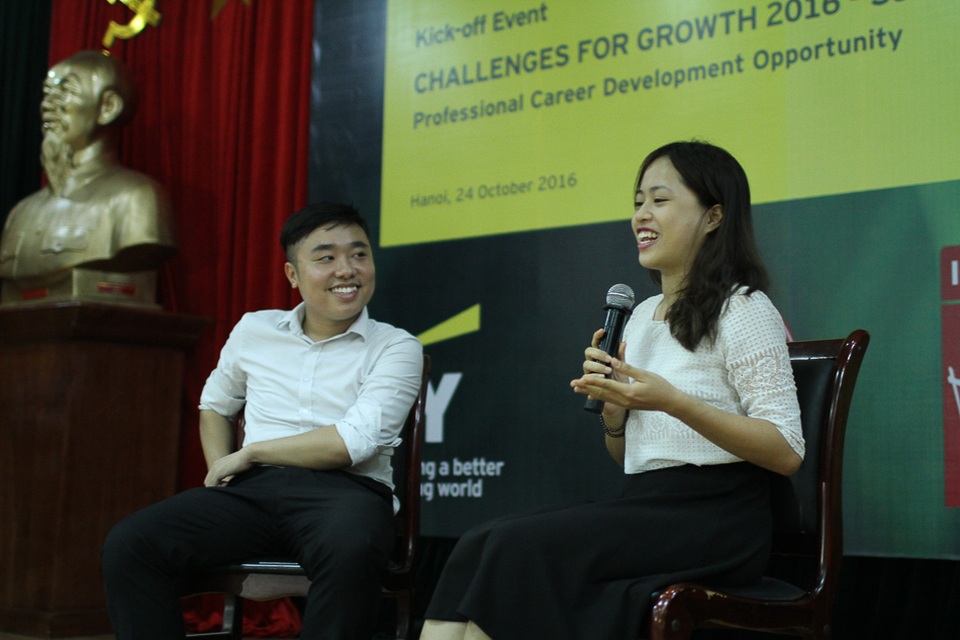 Challenges For Growth 2016 - Sân chơi trí tuệ dành cho sinh viên Ngoại thương - 5 Bạn Đinh Phạm Quỳnh Mai và bạn Phạm Xuân Bách, hai quán quân Challenges for Growth mùa thứ nhất, mùa thứ hai trả lời câu hỏi từ các bạn sinh viên.