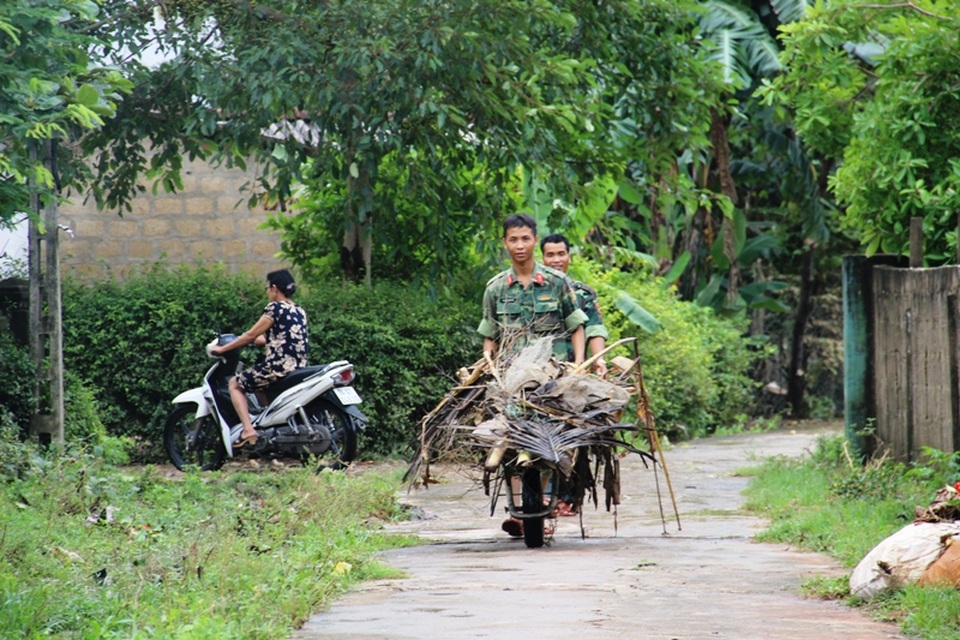 Bộ đội trắng đêm cứu người, tất tả giúp dân trong lũ - 10 Bộ đội trắng đêm cứu người, tất tả giúp dân trong lũ - 10