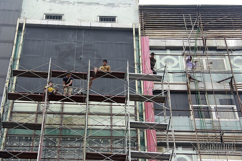 Biển karaoke khủng rơi lả tả ở Hà Nội - 5