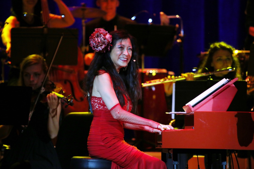 Pamela hoá trang thành nàng Carmen huyền thoại và biểu diễn