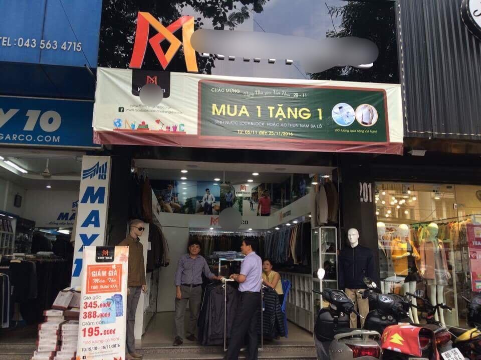 Thị trường 20/11: Một lẵng hoa 2 triệu rưỡi, cắm không kịp để bán - 5 Quà tặng khi mua hàng có thể là bình nhựa hoặc áo thun nam ba lỗ