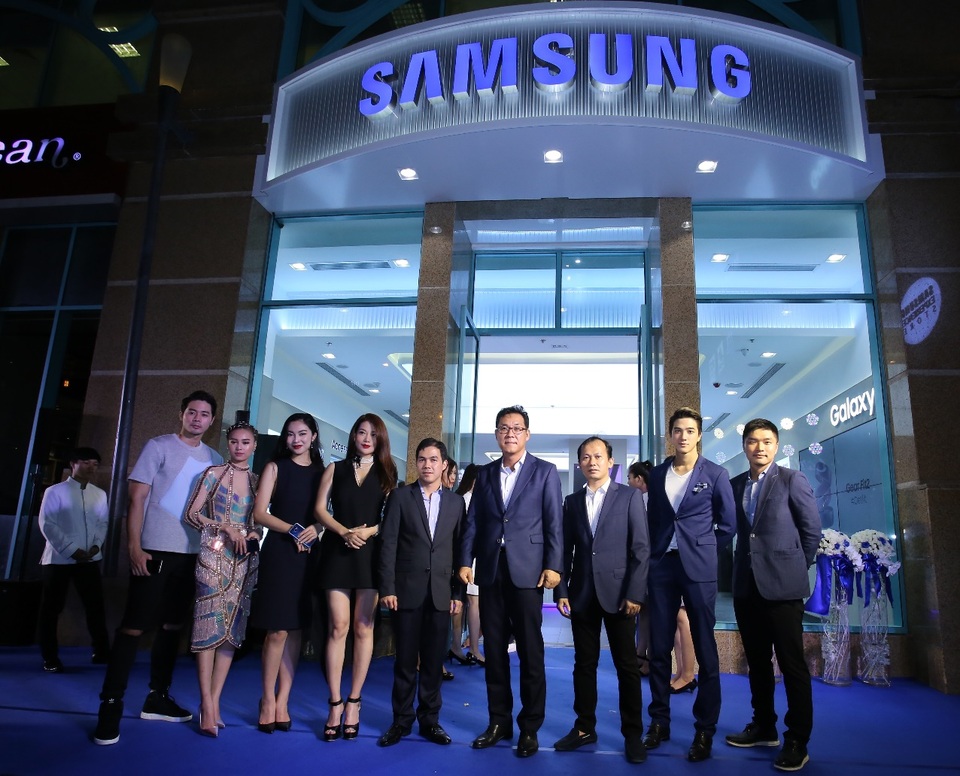 Buổi khai trương SES Metropolitan cũng thu hút đông đảo nhân vật nổi tiếng showbiz chuộng công nghệ, trong đó, phải kể đến nữ diễn viên Trương Ngọc Ánh, người mẫu Helly Tống, Chà My, Dương Mạc Anh Quân, Tiến Vũ...