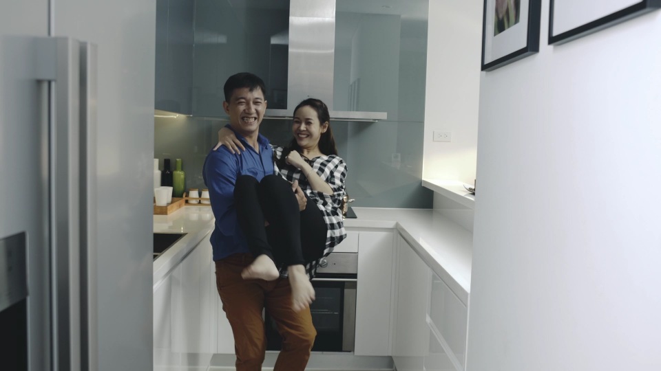 “Hơn nhau ở tấm chồng” tại sao gây “sốt”? - 5 Kết thúc câu chuyện có hậu khi anh chồng anh Đông chị Hà và một số gia đình hàng xóm tìm được nơi ở mới và quyết định chuyển nhà đến chung cư cao cấp GoldSilk trong niềm vui vỡ òa.