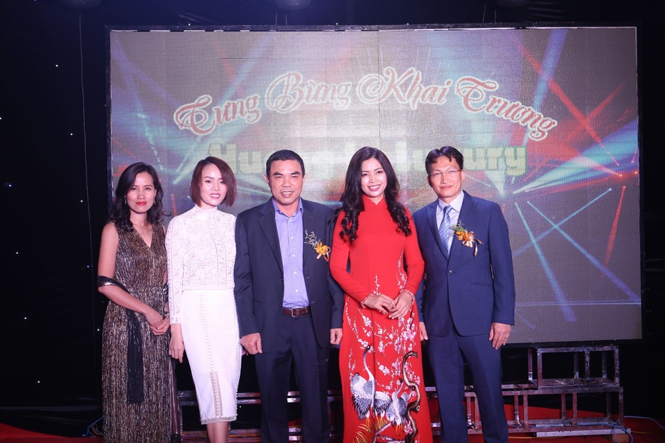 Vân Hugo bất ngờ xuất hiện cùng với tổng giám đốc cty Sarah Lê - 5 Chị Lê Tú và Chị Hương Ly cùng Doanh nhân và khách mời cùng đến chúc mừng đêm khai trương thật trang trọng.