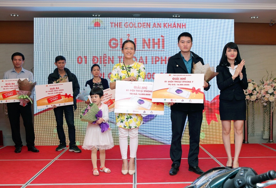 Chỉ với 160 triệu ban đầu, khách hàng mua nhà trúng quà hàng trăm triệu đồng - 5 Chị Hoàng Thị Thủy – Anh Hoàng Việt trúng giải nhì của chương trình là chiếc iPhone 7 trị giá 16 triệu đồng