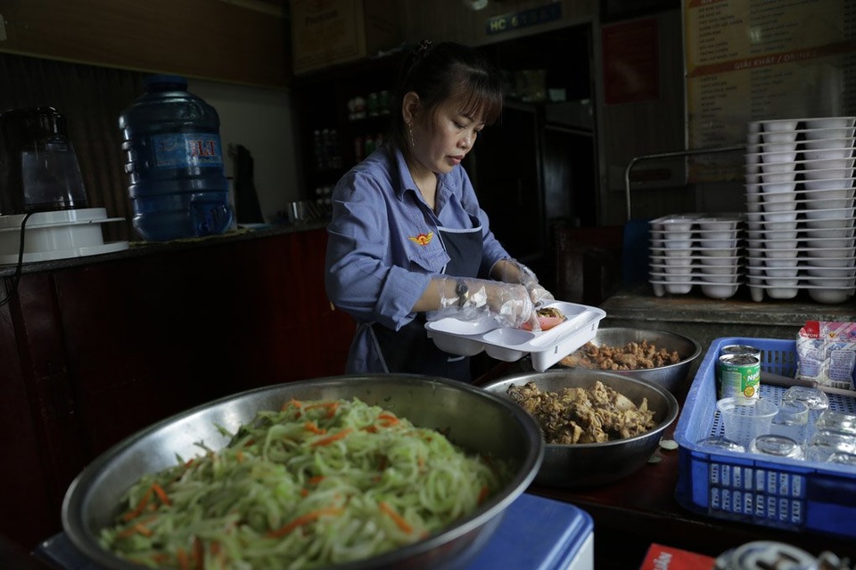 
Nhân viên phục vụ ăn uống trên tàu cũng than thở: “ Mặc dù đã cố gắng thay đổi cách chế biến, đổi gạo ngon, do hành khách đa phần đi những đoạn đường ngắn nên họ cũng ít ăn ở trên tàu, có khi thê thảm đến mức một buổi trưa, cả đoàn tàu cũng chỉ bán được 15 suất cơm”.
