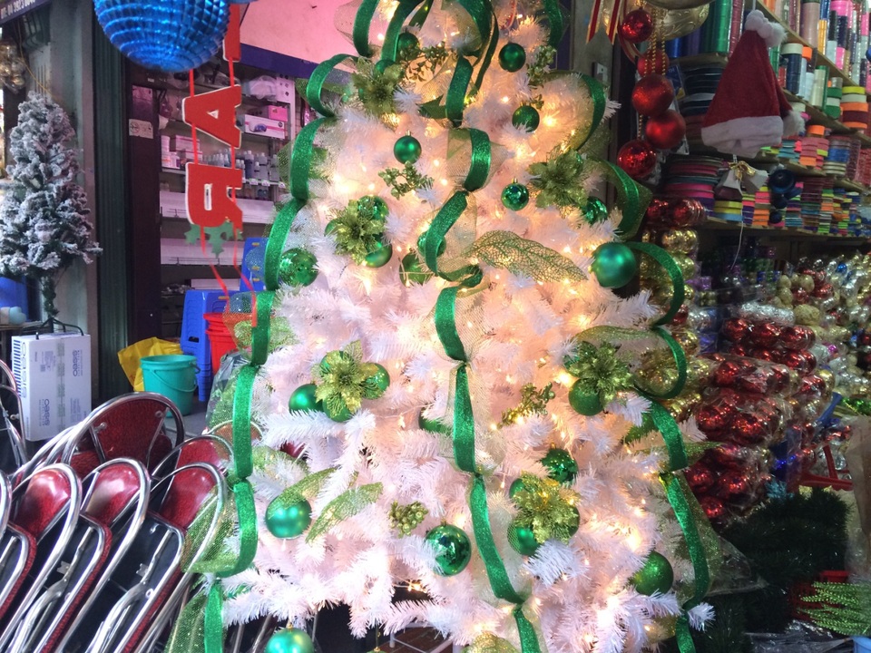 Đắt đỏ đồ trang trí Noel, gần 20 triệu đồng/xe tuần lộc - 5 Cây thông đã được trang trí đầy đủ có giá lên tới 2 triệu rưỡi và được quảng cáo là hàng Sài Gòn “liên kết” với Đài Loan