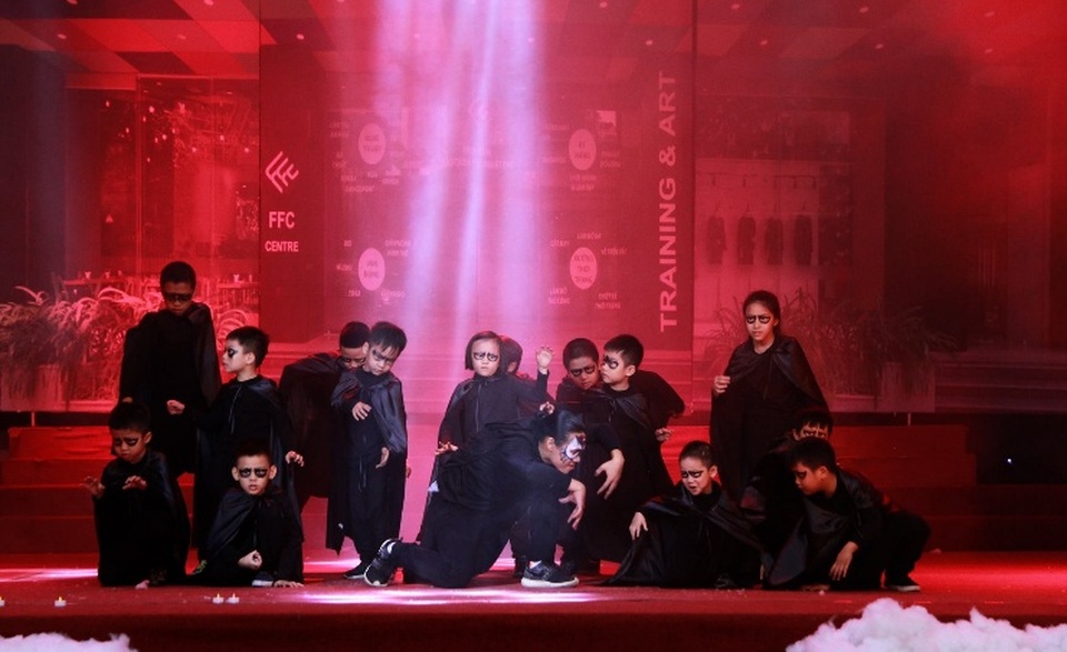 Nhạc kịch “Ông già Noel bị bắt cóc” lần đầu ra mắt mùa Giáng sinh - 5 Những chú ma nhí của lớp Hiphop gây ấn tượng mạnh với những bước nhảy vừa ngầu vừa dễ thương.