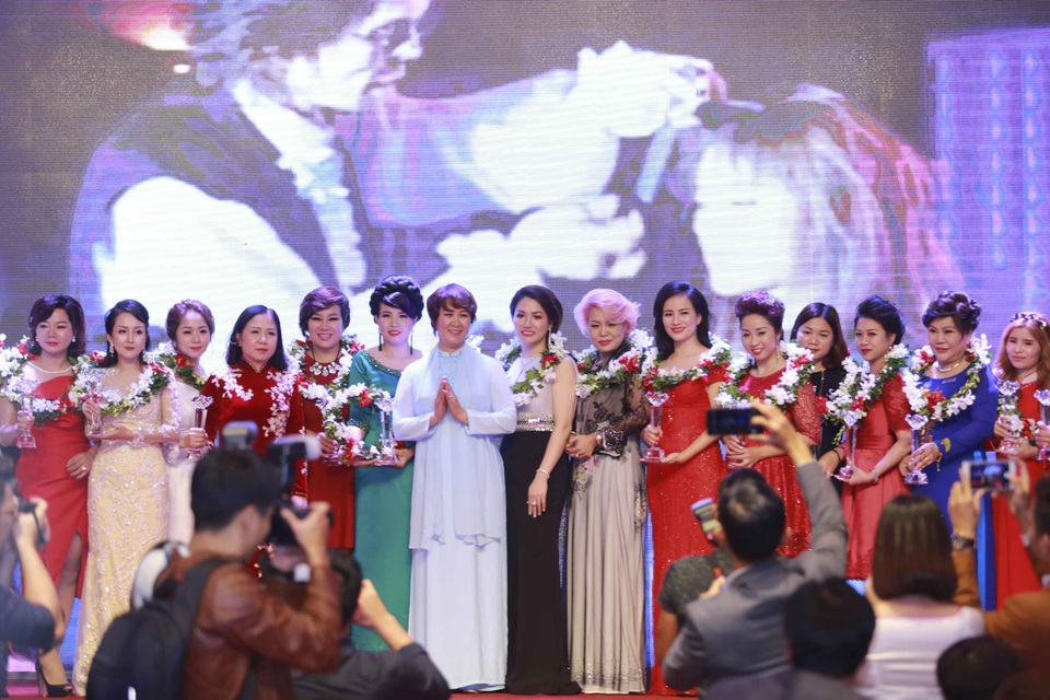 Tết của ngành làm đẹp 2016 - Hoành tráng & Ấn tượng - 5 Lễ tôn vinh và trao cúp cho các doanh nghiệp có đóng góp tích cực cho ngành làm đẹp Việt Nam