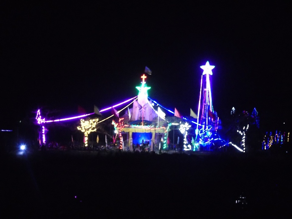 Người dân háo hức đổ về tuyến phố trung tâm đón Noel - 39