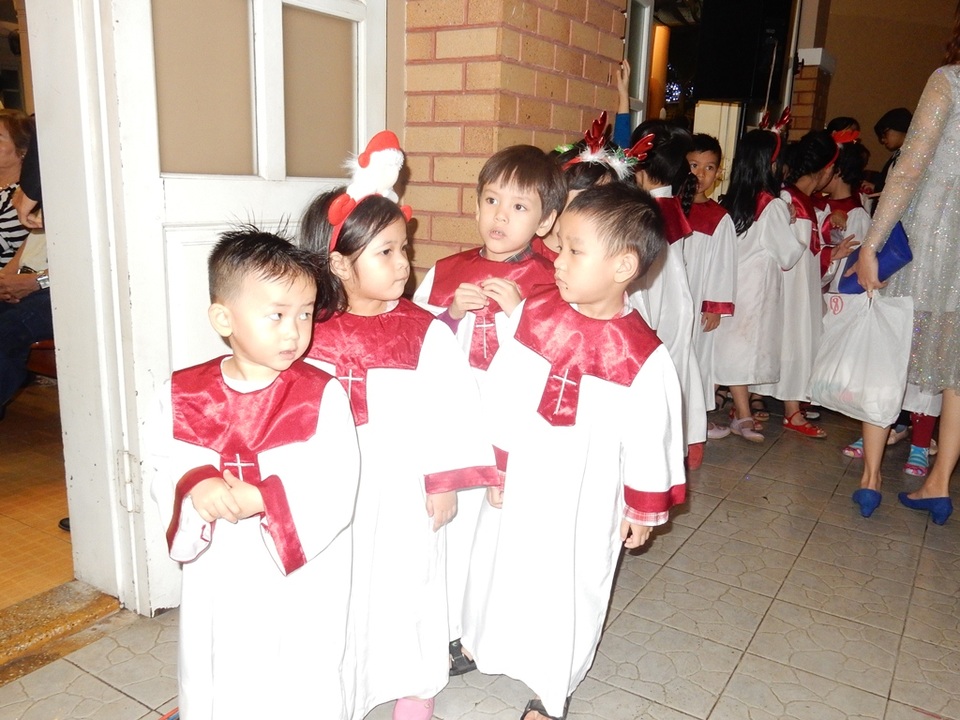 Các em nhỏ chuẩn bị vào làm lễ