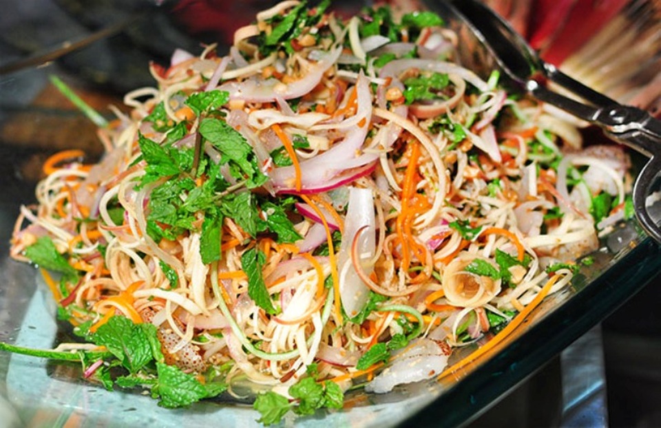 Món nộm hoa chuối dân dã.