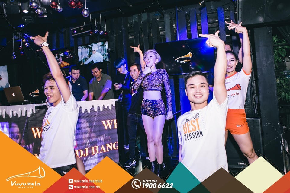 Tóc Tiên biến hóa liên tục trong MV mới nhất - 5 Tóc Tiên hào hứng thể hiện vũ điệu flashmob Be your best version cùng các bạn trẻ trong một buổi biểu diễn tại Vuvuzela.