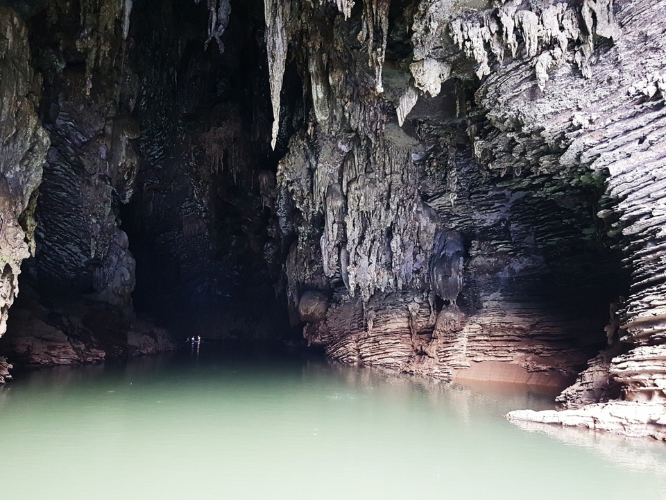 Đây là cửa hang Ken, hang động có chiều dài nhất trong quần thể các hang động tại Tú Làn. Qua hàng triệu triệu năm cũng với những đứt gãy địa chất, nước, gió và đá đã tạo ra những hang động kỳ vĩ, là tuyệt tác vô giá mà thiên nhiên ban tặng. Làn nước màu ngọc bích cùng những vân đã lấp lánh được ghi lại chân thực bằng Galaxy S7 edge.
