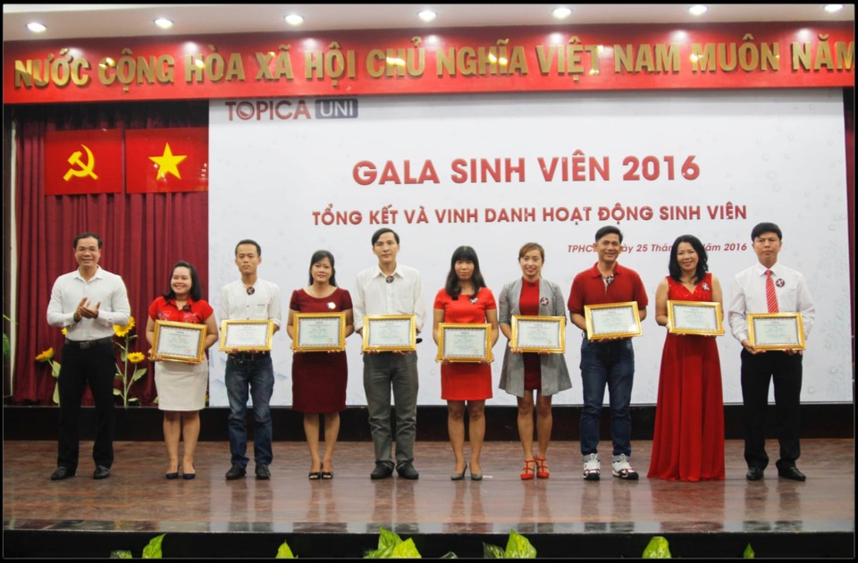 Gala sinh viên 2016 - Sự kiện lớn nhất năm dành cho sinh viên trực tuyến toàn quốc - 5
Ban chủ nhiệm và các sinh viên có đóng góp cho câu lạc bộ nhận giấy khen.