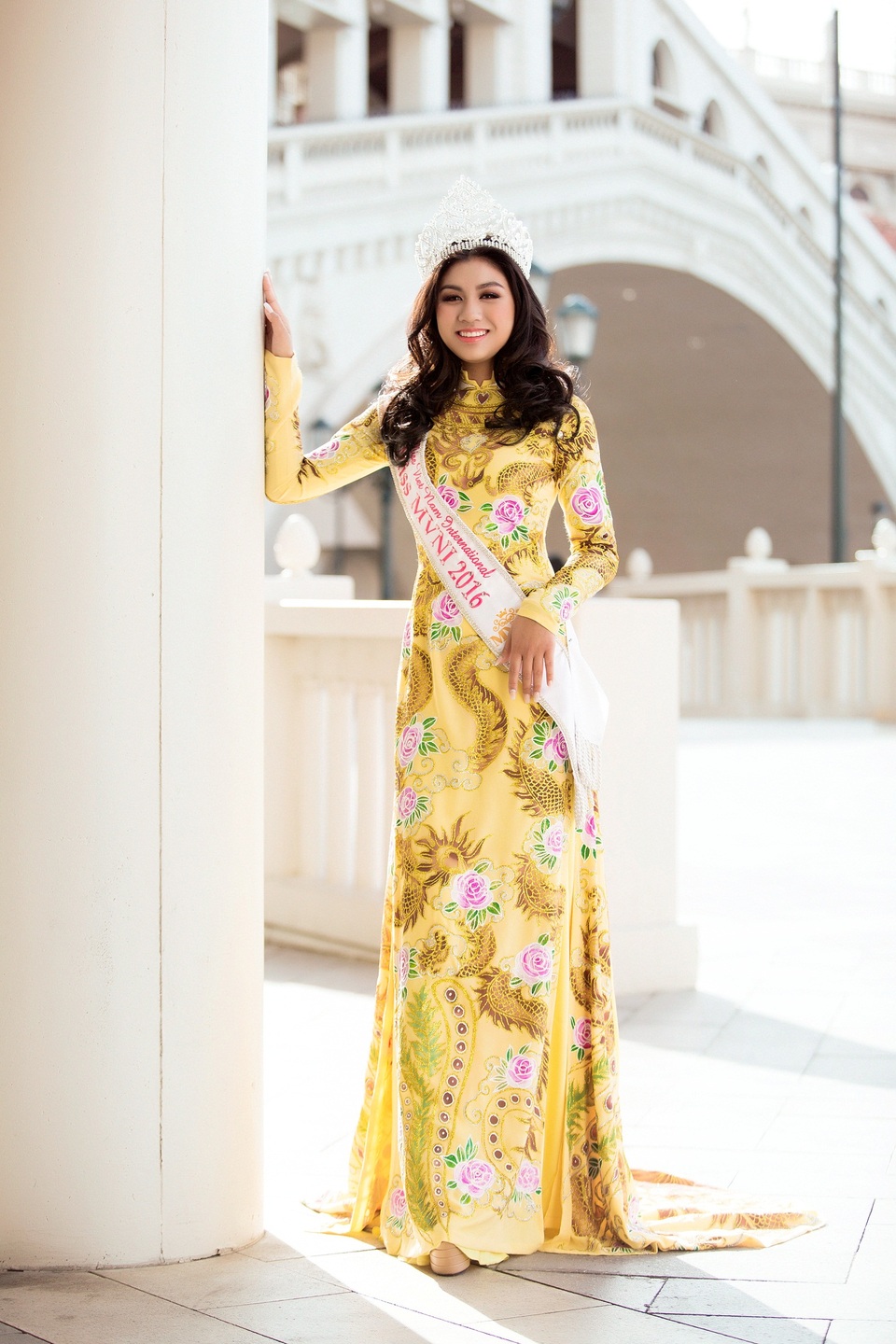 Tân Hoa hậu Người Việt Quốc tế Vy Nguyen rạng ngời hạnh phúc đêm đăng quang - 6 Dù sống ở trời Tây nhưng người đẹp rất nền nã, dịu dàng, tha thướt trong chiếc áo dài truyền thống Việt Nam. Ở Hoa hậu Vy Nguyen, có sự kết hợp giữa nét đẹp của Đông - Tây, của một cô gái trẻ hiện đại nhưng vẫn lưu giữ những giá trị truyền thống và tỏa sáng bởi vẻ đẹp của tri thức và trí tuệ.