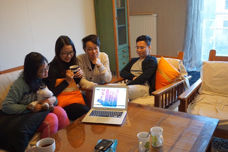 Mọi người cùng quây quần bên nhau để lắng nghe Rose FM