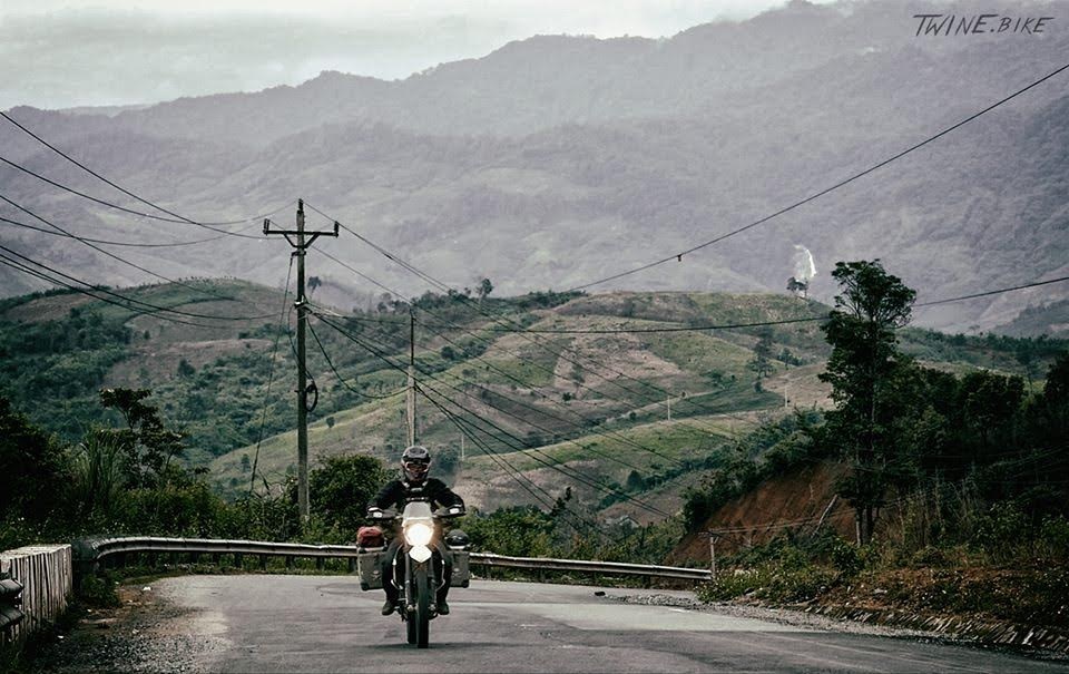 Chàng Tây bán gia sản để đi “phượt” mê mẩn Việt Nam không muốn về - 7 “Tôi đi một mình để thực hiện giấc mơ khám phá thế giới bằng xe máy. Đi một mình cũng có cái hay của nó, tôi tự do về mọi mặt, tôi không phải hỏi ý kiến bất kỳ ai”, David chia sẻ.
