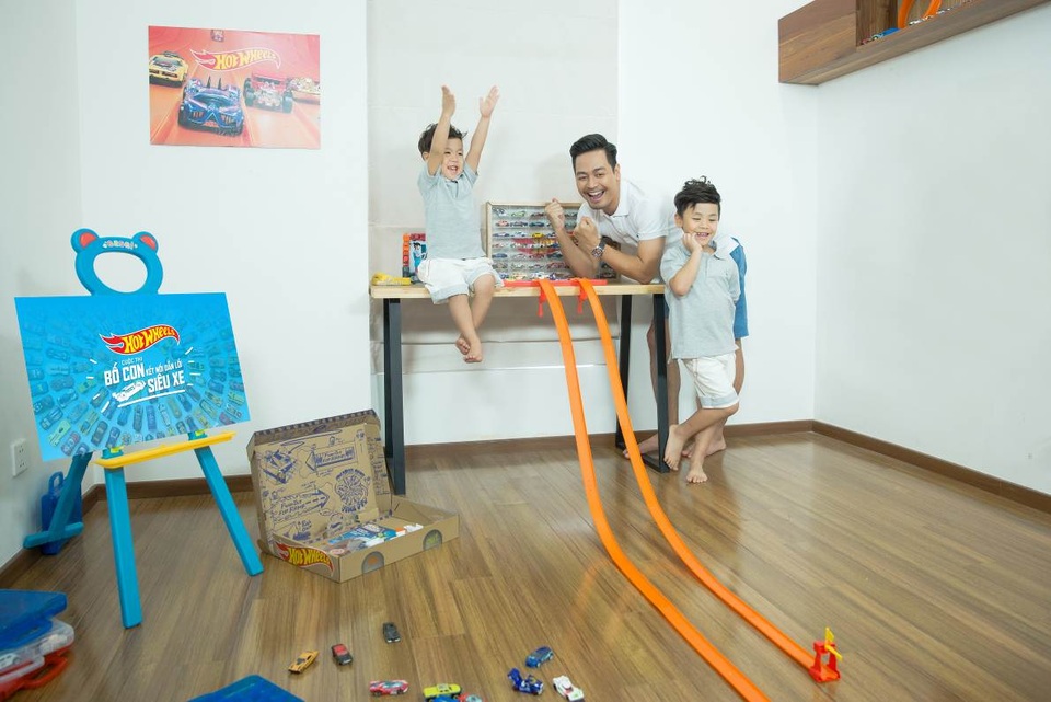 MC Phan Anh và 2 con trai: Chúng tôi là “đồng minh” - 6 Ba bố con Phan Anh đang luyện tập cho cuộc thi “Bố Con Kết Nối, Dẫn Lối Siêu Xe”.
