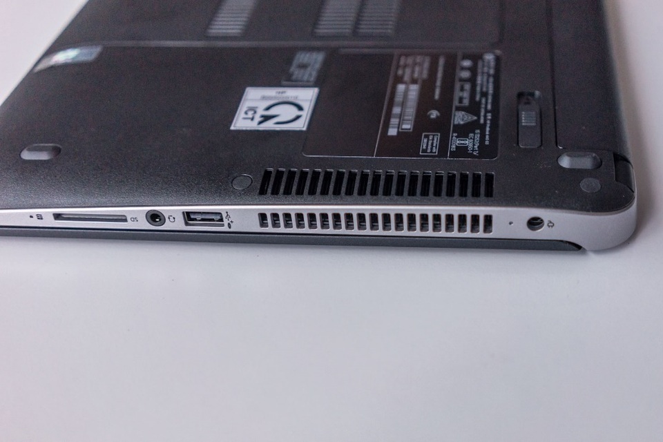 HP ProBook 440 G3 2016 - Laptop hiệu suất cao cho doanh nhân - 6
Nhiều khe tản nhiệt giúp máy hoạt động mát mẻ