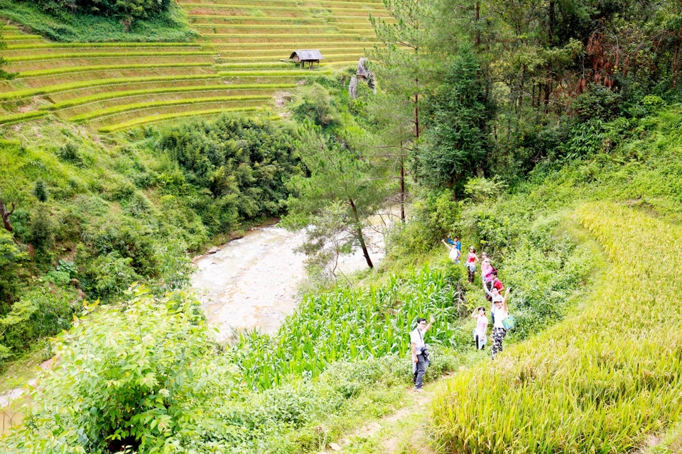 
Rời đồi Mâm Xôi, chúng tôi đi tiếp khoảng 2km cùng một người dẫn đường bản địa tới thác Pú Nhu thuộc xã La Pán Tẩn. Vừa nếm trải những cảm giác mạnh với độ cao, cả đoàn tiếp tục ngấm cái sự mạnh đó với những pha liên tục đổ dốc bởi thác nằm sâu tít dưới thung lũng.

 
