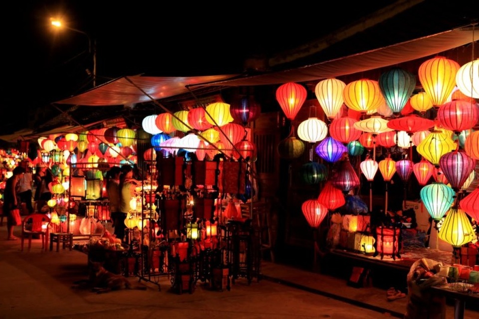 Những khu phố Tây nổi tiếng ở Việt Nam - 6 Phố cổ Hội An được trang trí tràn ngập màu sắc và ánh sáng