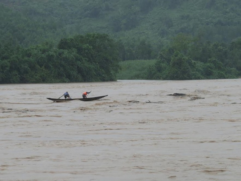 Mưa lớn, 1 người bị lũ cuốn trôi, đường sắt tê liệt - 9 Nước trên sông Đakrông dâng cao