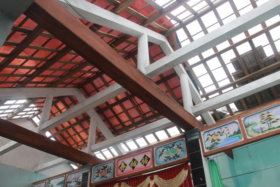 Nhiều tuyến đường bị chia cắt, nhiều vùng chìm sâu trong nước - 13 Gia đình ông Phương đang gia cố lại mái bằng bạt