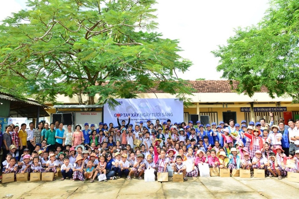 Một ngày làm Tình nguyện viên - 6 Sáng hôm sau, nhân viên sẽ cùng các em chia thành những nhóm nhỏ như hướng đạo sinh vượt những thử thách vừa chơi, vừa học như đọc truyện thiếu nhi từ thư viện lưu động, vẽ tranh, tô tượng và trao quà cho học sinh.