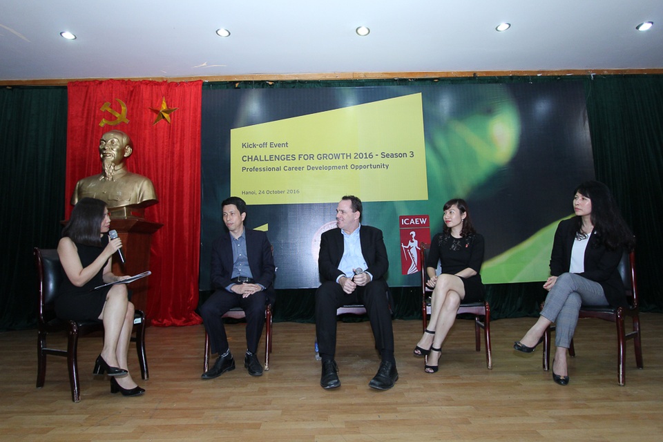 Challenges For Growth 2016 - Sân chơi trí tuệ dành cho sinh viên Ngoại thương - 6 Đại diện ICAEW, EY Việt Nam trả lời câu hỏi từ các bạn sinh viên.