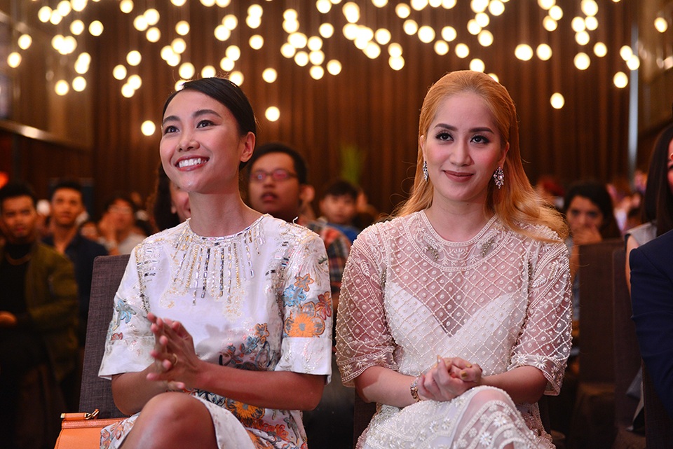 John Huy Trần, Khánh Thi “cầm trịch” ghế nóng Thử Thách Cùng Bước Nhảy 2016 - 6 Đoan Trang, Khánh Thi chăm chú theo dõi màn chào sân của Top 20 Thử Thách Cùng Bước Nhảy