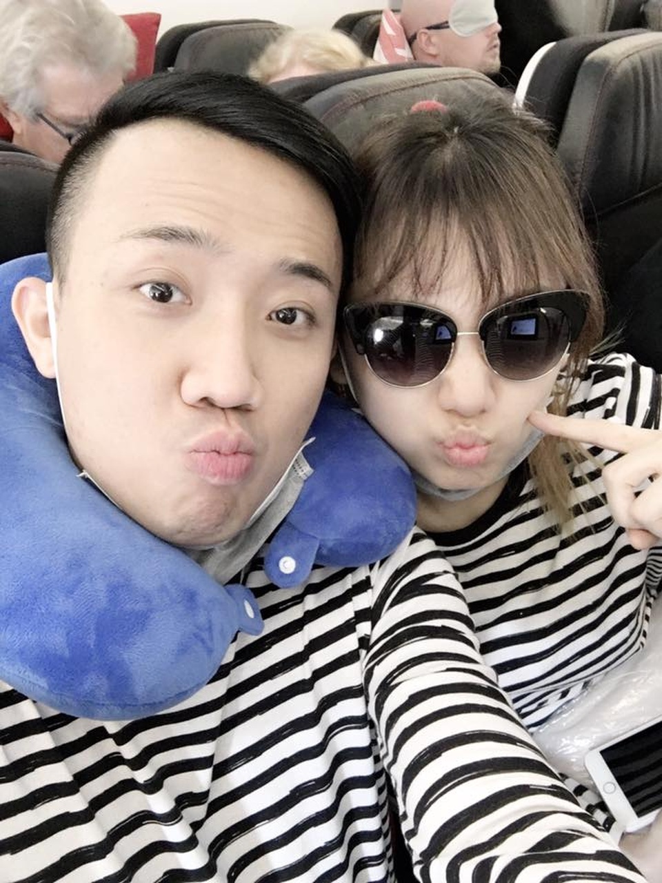 Trấn Thành và Hari Won bị fan bóc mẽ tình tứ “làm màu” - 5 Trấn Thành và Hari Won bị fan bóc mẽ tình tứ “làm màu” - 5