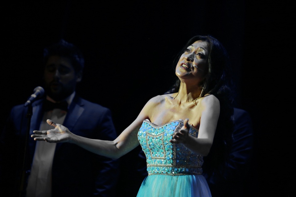 Tan Nicholson đóng luôn vai trò người dẫn chuyện