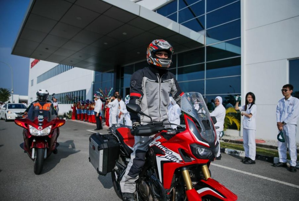 Hàng trăm xe PKL hội tụ tại trường đua Sepang trong Hành trình Honda Châu Á - 5 Các nhân viên Honda Malaysia nhiệt liệt chào đón đoàn tham gia hành trình Honda Asian Journey 2016