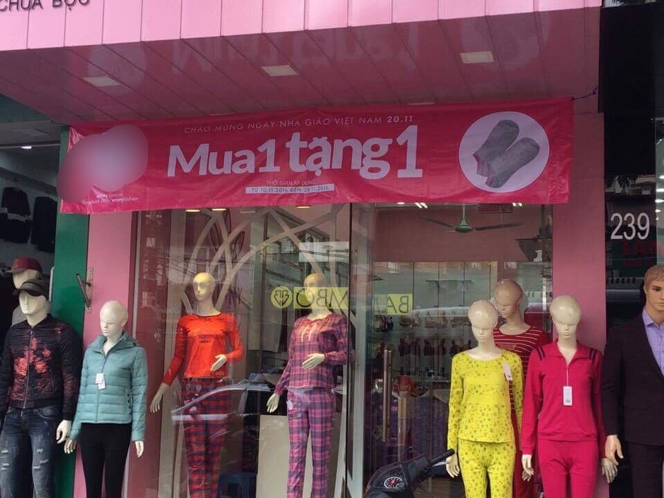 Thị trường 20/11: Một lẵng hoa 2 triệu rưỡi, cắm không kịp để bán - 6
Mua hàng được tặng tất