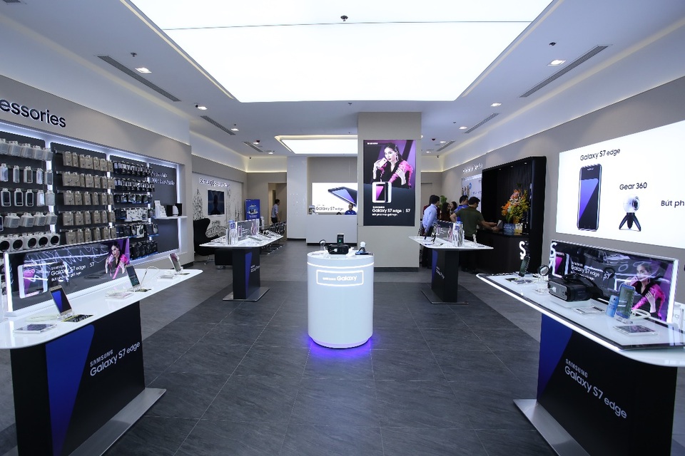 Với quy mô trải nghiệm lớn và hiện đại nhất Việt Nam, khách tham quan tha hồ trải nghiệm những sản phẩm đẳng cấp nằm trong hệ sinh thái của Samsung như bộ đôi siêu phẩm Galaxy S7/S7 edge, kính thực tế ảo GearVR, Gear360,… đang “làm mưa, làm gió” trên thị trường di động hiện nay.