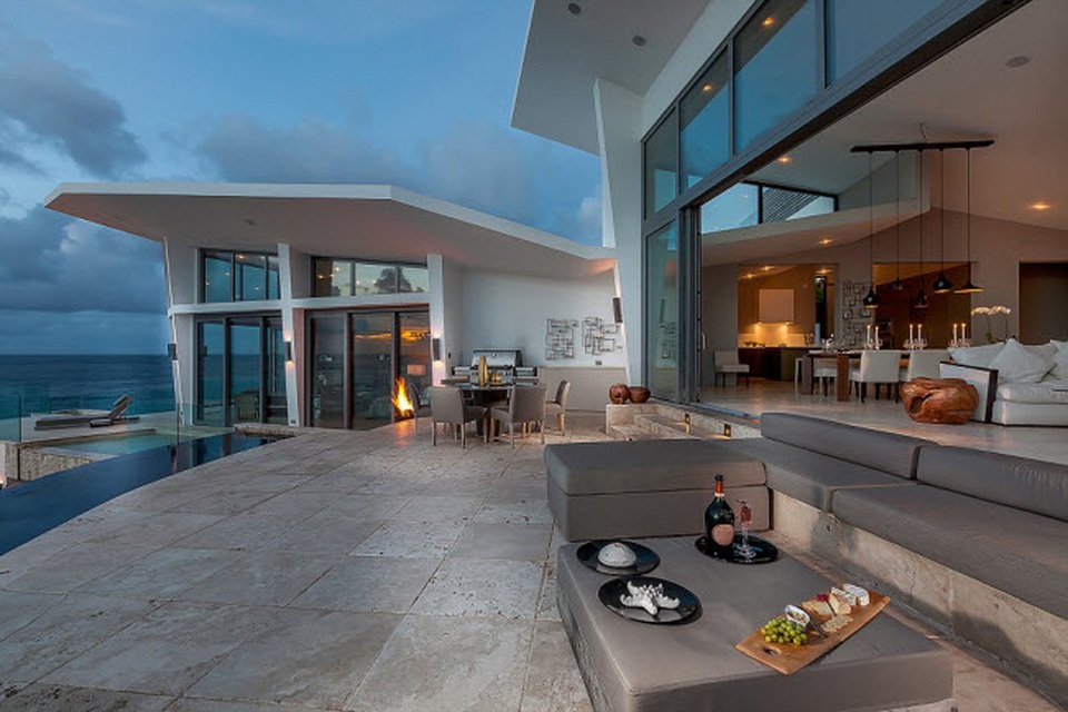 Tới khu nghỉ dưỡng Villa Nymphea trên đảo Anguilla, du khách có thể đắm mình trong bể bơi vô cực, thưởng thức đồ uống tại quán bar ngoài trời hay đơn giản là ngồi ngắm cảnh biển từ trong phòng ngủ.