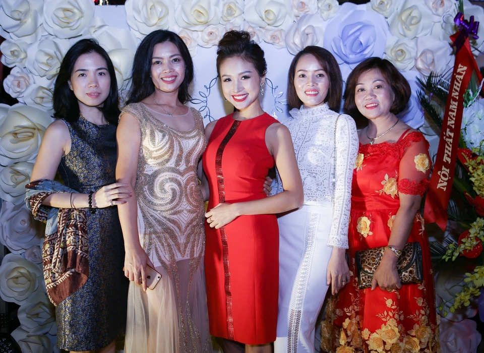 Vân Hugo bất ngờ xuất hiện cùng với tổng giám đốc cty Sarah Lê - 6 MC Vân Hugo thật xinh đẹp cùng với dàn khách mời là doanh nhân và bạn bè trong sự kiện khai trương.